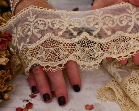 Merletto antico italiano del XX secolo in tulle ricamato beige