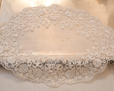 Centrino in organza ricamata Made in italy