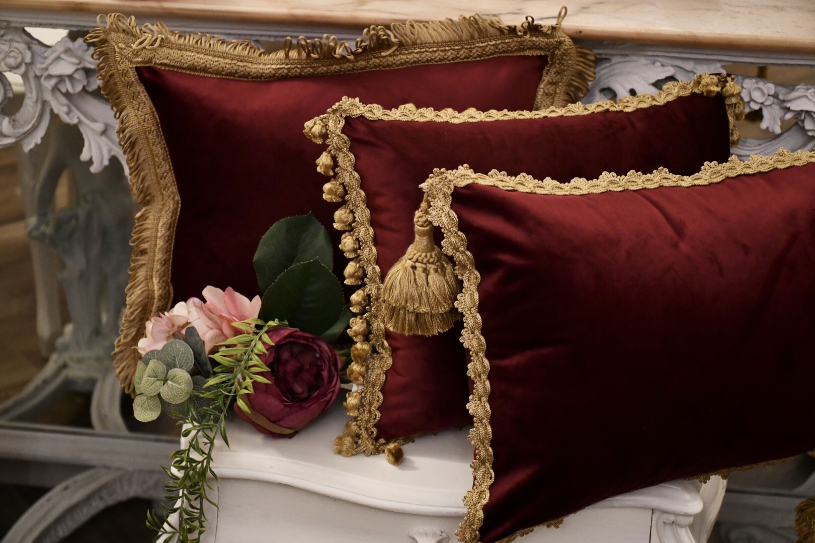 Collezione “Duchessa”, Cuscino velluto pregiato e passamaneria oro antico  bordeaux