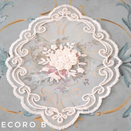 Centrino in tulle ricamato