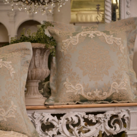 Collezione “Royal Style”, Cuscino Luxury raso light blue e merletto pregiato, decoro medaglione