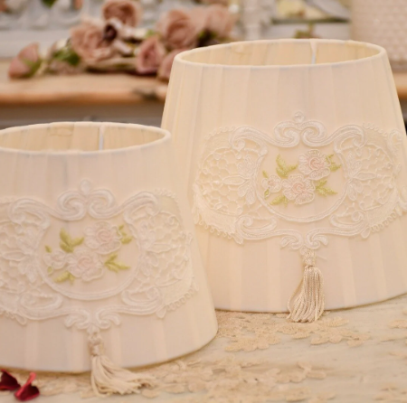 Paralume in seta e merletto ricamato Rose