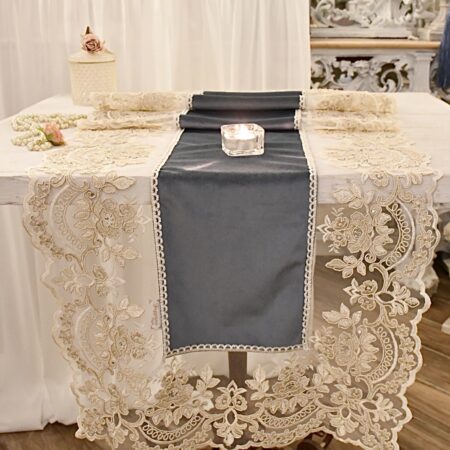 Meraviglioso runner velvet blu e merletto “Claire”