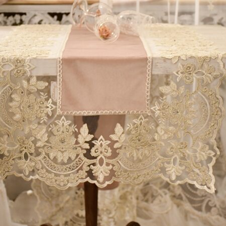 Meraviglioso runner velvet rosa e merletto “Claire”