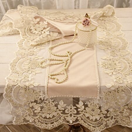 Meraviglioso runner velvet beige e merletto “Claire”