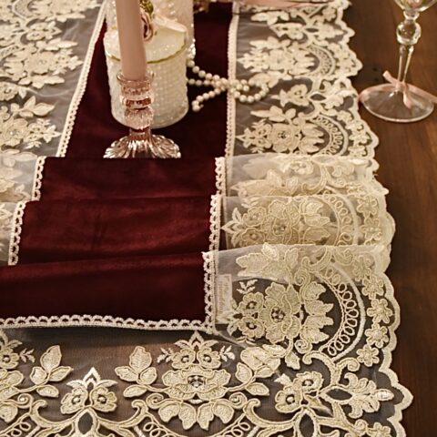 Meraviglioso runner velvet bordeaux e merletto “Claire”
