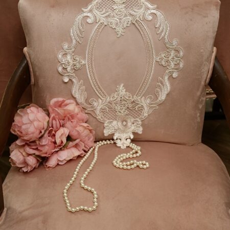 Centrino in tulle ricamato bianco perla e rosa “Celine”