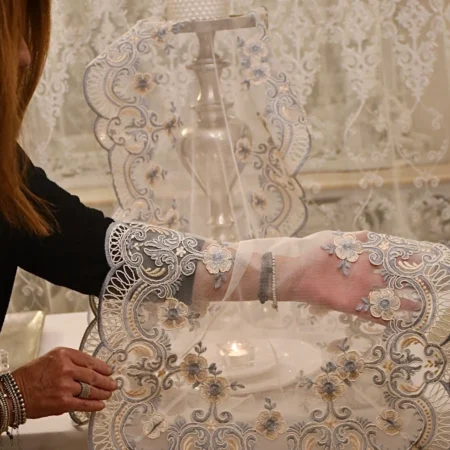 Meraviglioso runner “MariaRegina” azzurro e beige collezione “Le trasparenze”