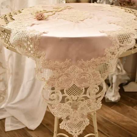 Meraviglioso runner in seta rosa e pizzo pregiato con roselline