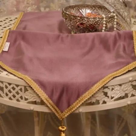 Runner “Viola Cattedrale”con passamaneria e fiocchi oro lurex