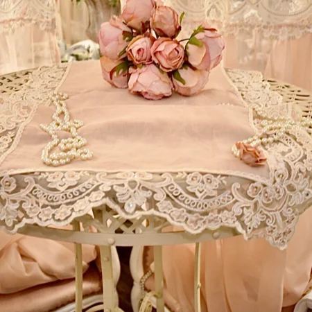 Runner /centrino in Lino 100% e merletto pregiato rebrodé rosa “Maria Cecilia”