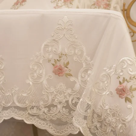 Copriletto ricamato”Rose Regali”