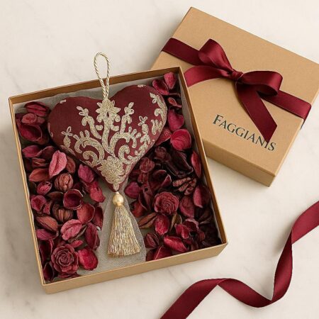 Cuore bordeaux in velluto e decori in pizzo beige