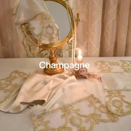 Tris di centrini in raso di seta con bordo barocco dorato