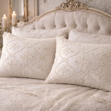 Cuscino romantico in raso di seta avorio con pizzo rebrodè con leggeri fili d'oro