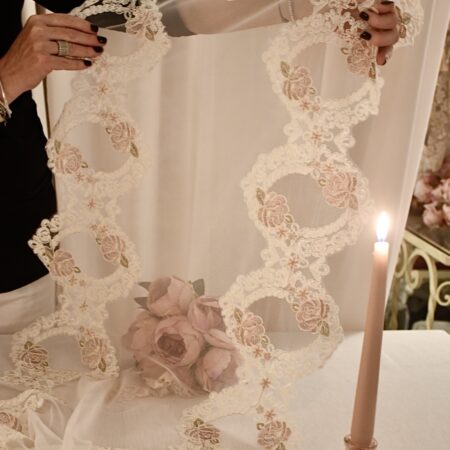 Copritavoli runner e centri  “Rose d’Incanto” in tulle trasparente con pizzo e rose ricamate.