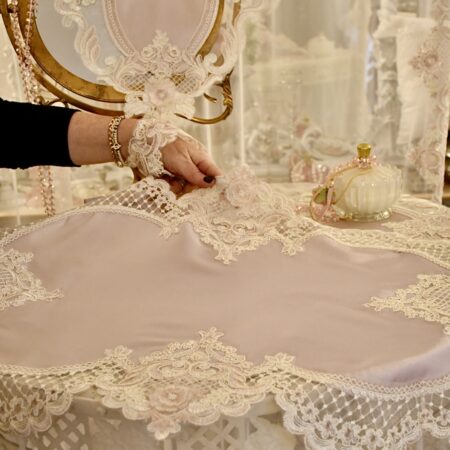 Tris centrini in raso di seta rosa cipria con pizzo rebrodé – set lusso per comò e comodini stile barocco romantico Made in Italy Faggianis