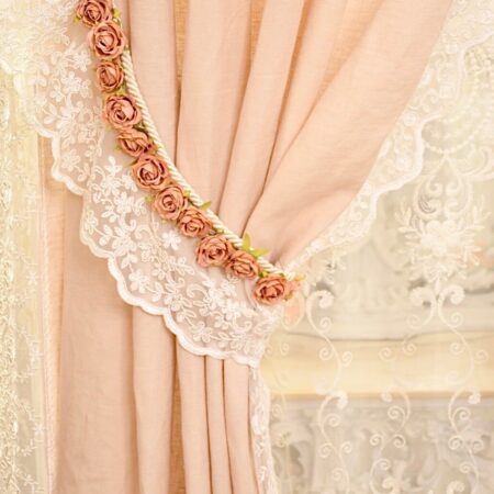 Fermatende /embrasse romantico con pizzo e roselline