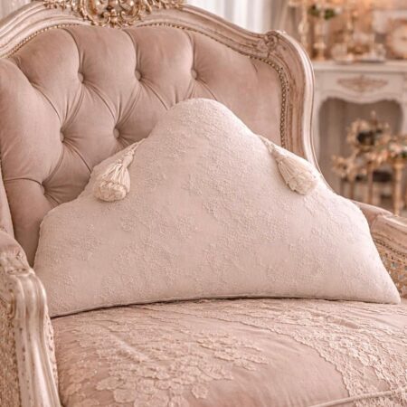 Cuscino decorativo sagomato in seta avorio con pizzo pregiato e fiocchi – Design romantico Made in Italy