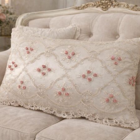 Cuscino romantico in raso di seta avorio con pizzo rebrodé e roselline rosa“Rosabelle”