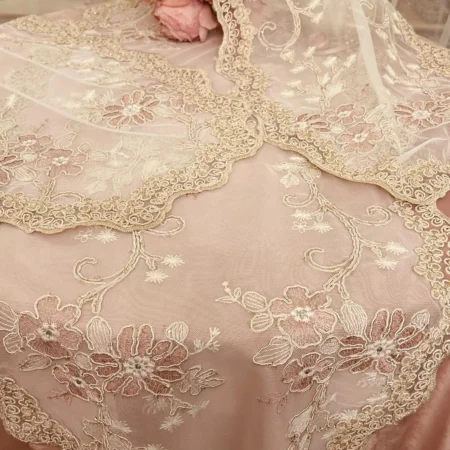 Tris centrini in tulle ricamato oro con fiori rosa – set per comò e comodini – pizzo elegante romantico – centrini ricamati Made in Italy