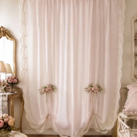 Tenda in Georgette con Pizzo Rebrodé Floreale e Drappeggio Romantico – Tenda Artigianale in Bianco o Rosa Cipria – Realizzata a Mano su Misu