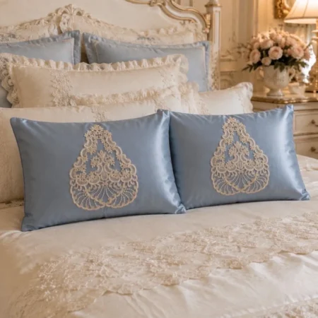 Cuscino in raso prezioso bianco azzurro o rosa Faggianis – Collezione Lusso – Tableau beige con delicati filamenti oro